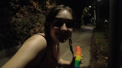C'est la nuit mais Louise ne pense qu'a se masturber n'importe ou - Video Porno Gratuite HD | X-Casting