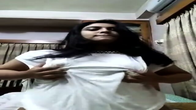 Bangladeshi Bitch Stripping and Massaging Her Boobs - Videos Film X Massage Gratuit Gratuites HD | Jeux de Rue